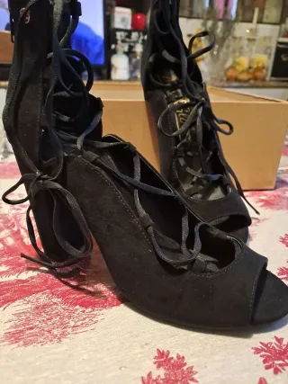 Scarpe con lacci in camoscio nero con zip