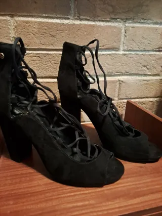 Scarpe con lacci in camoscio nero con zip