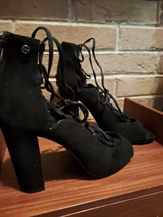 Scarpe con lacci in camoscio nero con zip