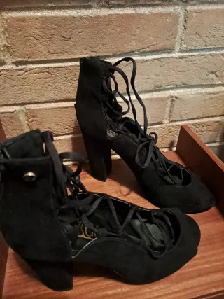 Scarpe con lacci in camoscio nero con zip