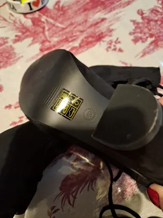 Scarpe con lacci in camoscio nero con zip