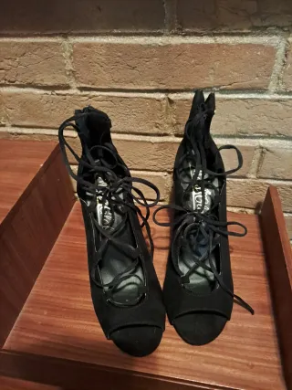 Scarpe con lacci in camoscio nero con zip