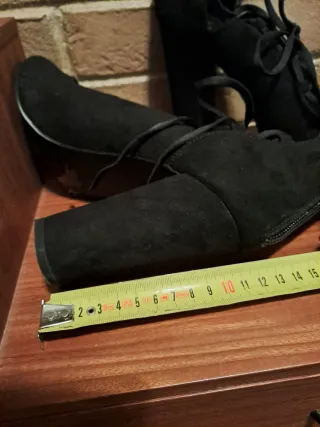 Scarpe con lacci in camoscio nero con zip