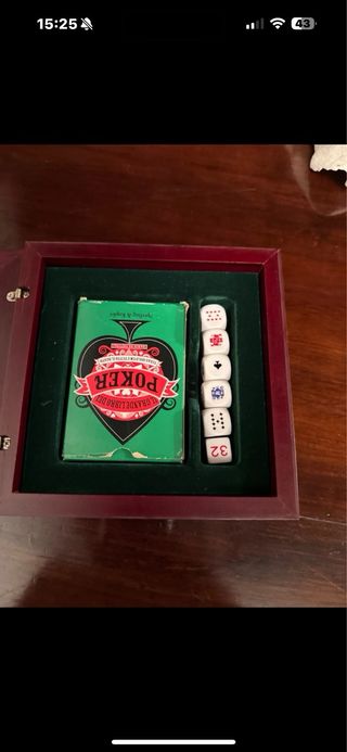 Scatola da gioco con 6 dadi e un mazzo di carte