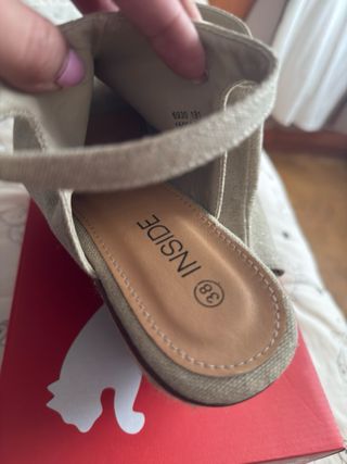 Sandalias cuña beige y marrón