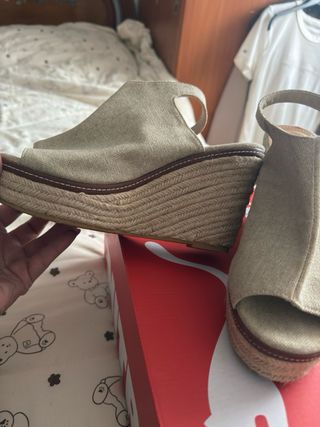 Sandalias cuña beige y marrón