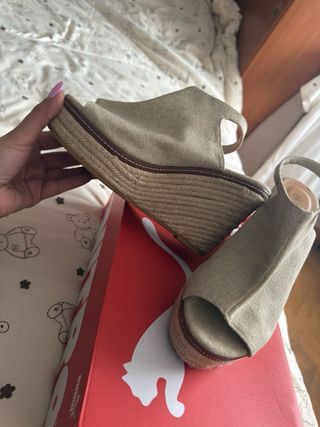 Sandalias cuña beige y marrón