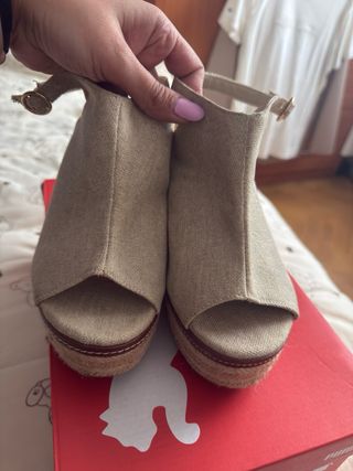 Sandalias cuña beige y marrón