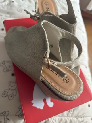 Sandalias cuña beige y marrón