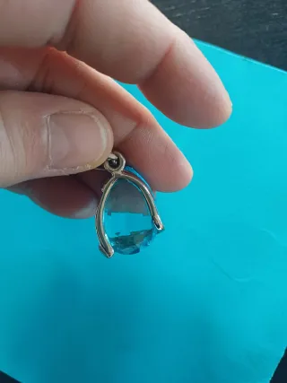 Ciondolo charm blu e argento