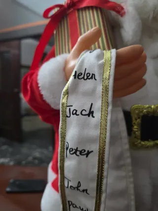 Babbo Natale con lista e regalo