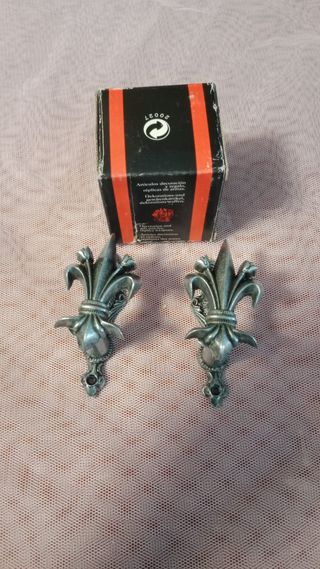 Soportes decorativos flor de lis plateados