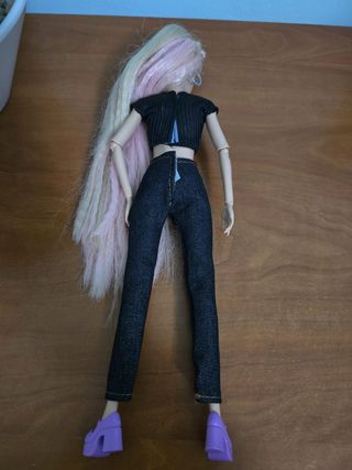 BARBIE PELO LARGO CON 3 CONJUNTOS Y ZAPATOS.MATTEL