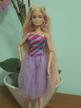 BARBIE PELO LARGO CON 3 CONJUNTOS Y ZAPATOS.MATTEL