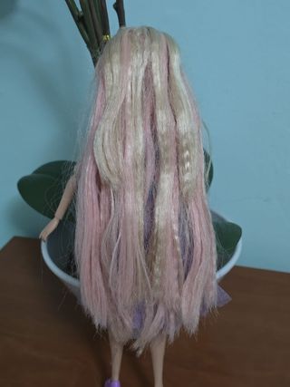 BARBIE PELO LARGO CON 3 CONJUNTOS Y ZAPATOS.MATTEL