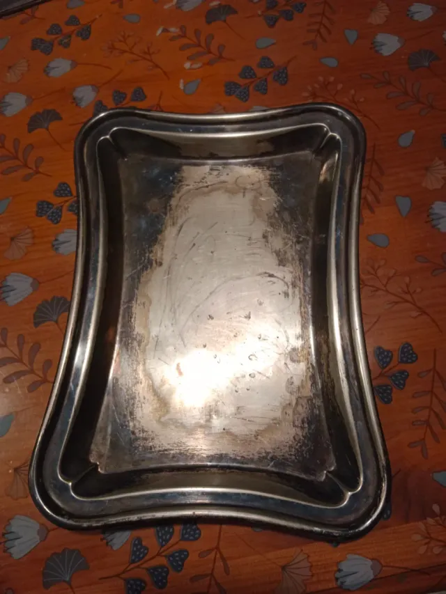 Antico vassoio elegante con design classico