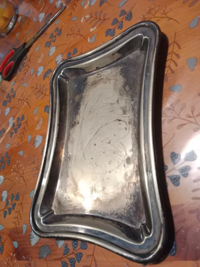 Antico vassoio elegante con design classico