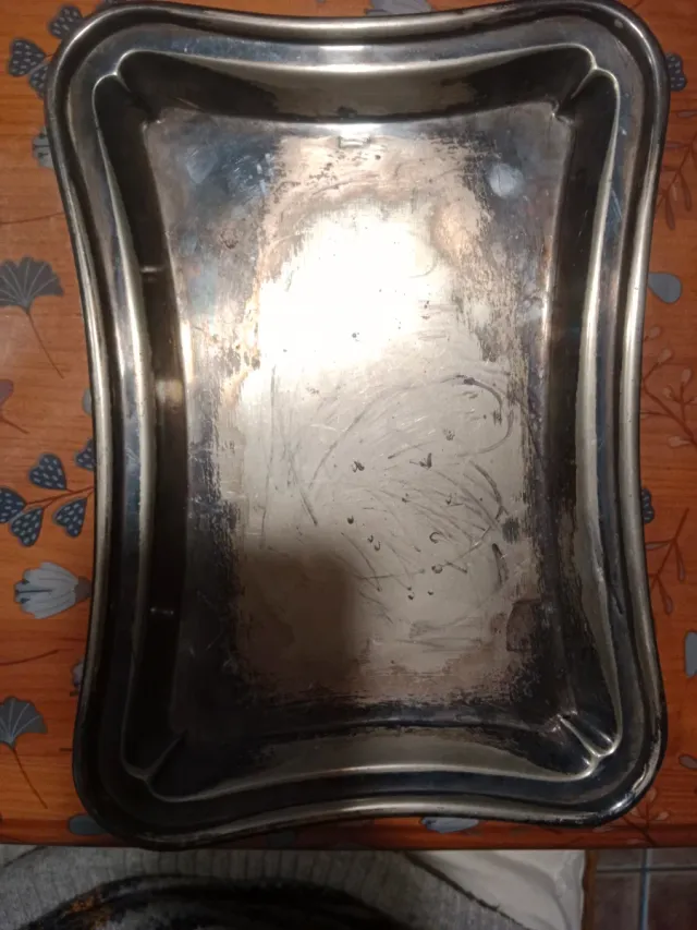 Antico vassoio elegante con design classico