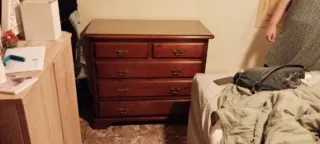 Cómoda de madera con tapa de cristal