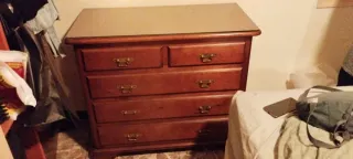 Cómoda de madera con tapa de cristal