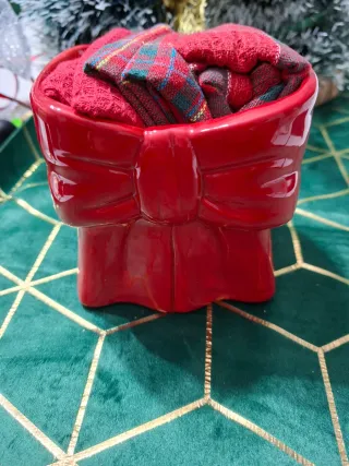 Contenitore rosso a forma di fiocco con decorazion