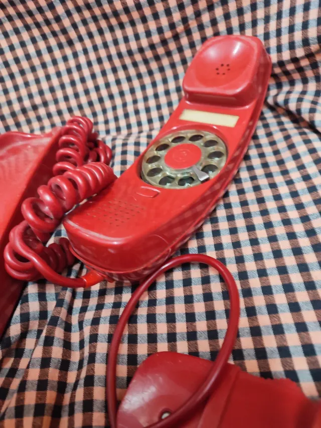 Antico telefono a disco rosso