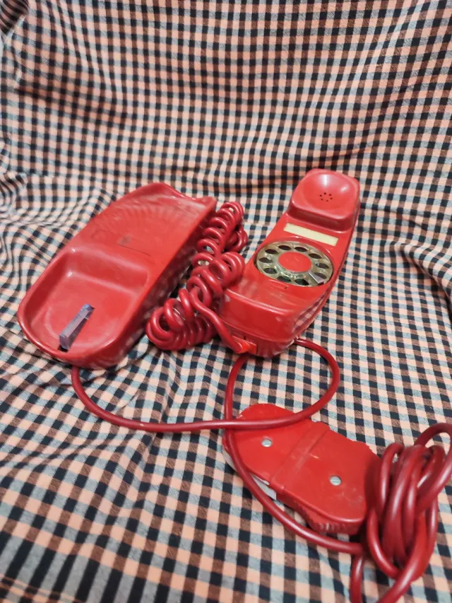 Antico telefono a disco rosso