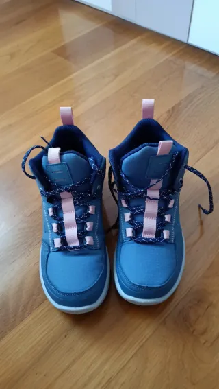 Botas de montaña azules y rosas