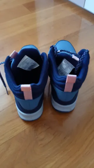 Botas de montaña azules y rosas