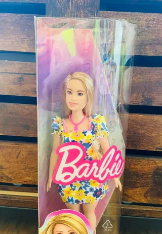 Muñeca Barbie con vestido floral