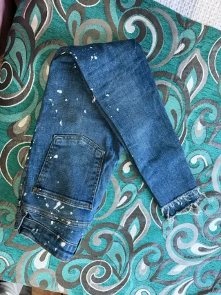 Pantalones Bershka hombre vaqueros rotos. Talla 36