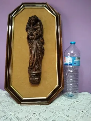 Tabla de madera Vintage María con relieve