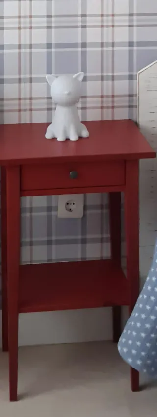 Mesilla de noche roja de madera