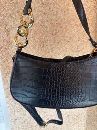 Bolso negro con cadena dorada