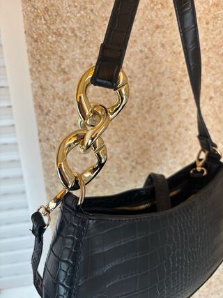 Bolso negro con cadena dorada