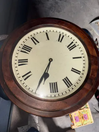 Reloj de pared antiguo de madera