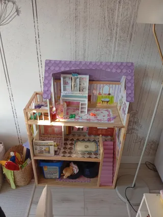 Casita de madera para muñecas