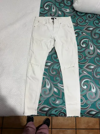 Pantalones Bershka Hombre Blancos Rotos. Talla 38