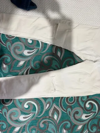 Pantalones Bershka Hombre Blancos Rotos. Talla 38