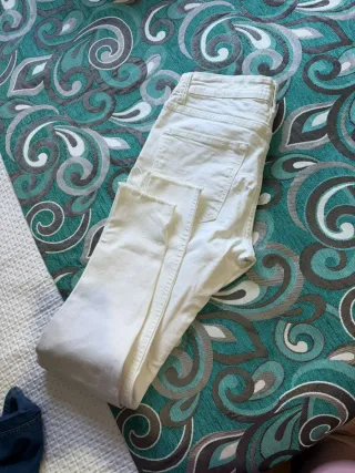 Pantalones Bershka Hombre Blancos Rotos. Talla 38