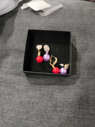 Pendientes de perlas moradas y rojas