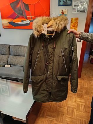 Parka verde con capucha y pelo