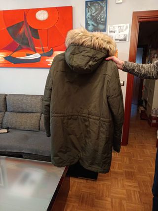Parka verde con capucha y pelo