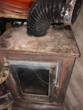 Chimenea de hierro marrón con puerta de cristal