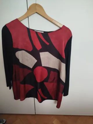 Blusa estampada negro y rojo