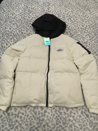 Abrigo corteiz beige y negro con capucha