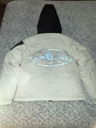 Abrigo corteiz beige y negro con capucha