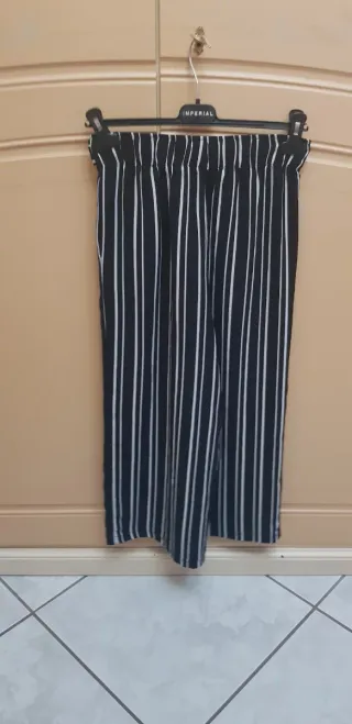 Pantaloni a righe bianche e nere