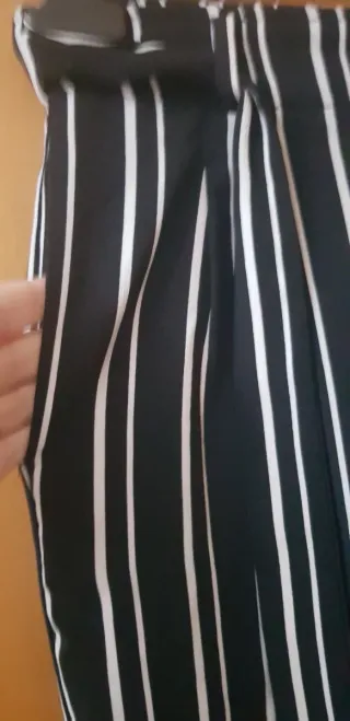 Pantaloni a righe bianche e nere