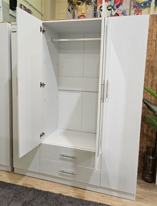 Armario blanco con puertas de espejo